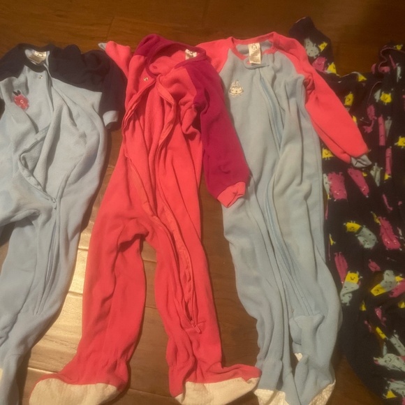 2T girls one piece fleece footie pajamas barely worn  (set of 4) - Picture 1 of 5